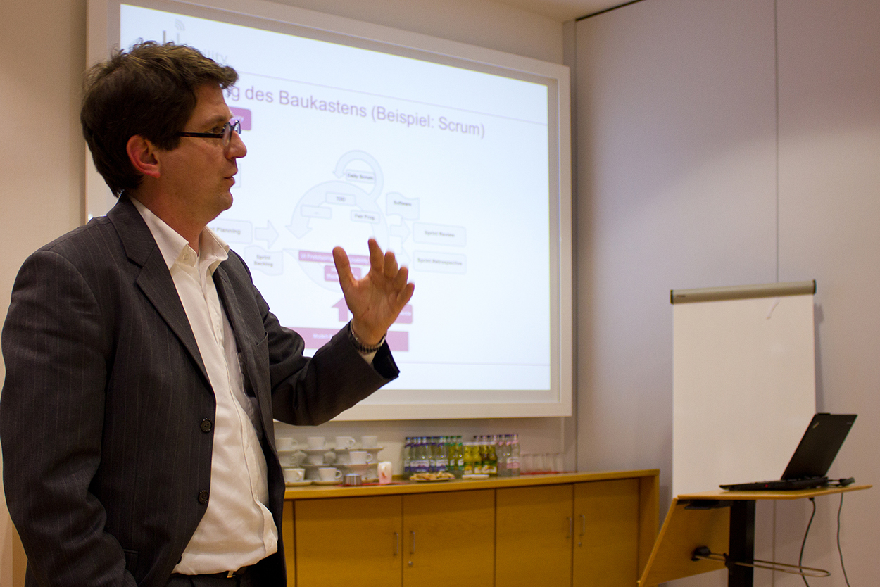 Prof. Thomas Ritz beim Roundtable zum Thema Usability Engineering für mobil