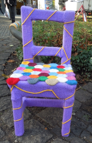 Urban Knitting belebt die Münchner Innenstadt mit frischen Farben