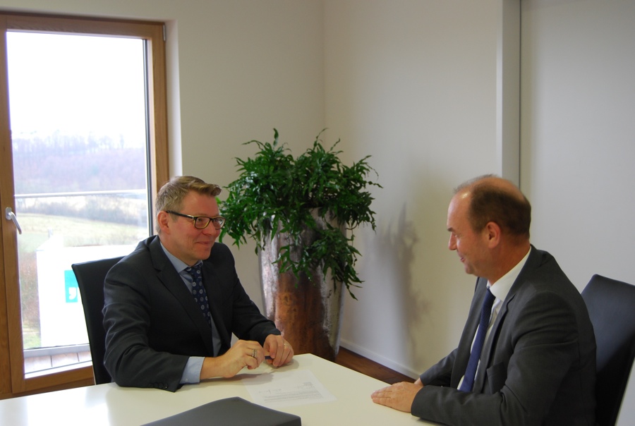 Dirk Fieml, Vivax GmbH und Folkert Wilken bei der Vertragsunterzeichnung Dirk Fieml, Vivax GmbH und Folkert Wilken bei der Vertragsunterzeichnung