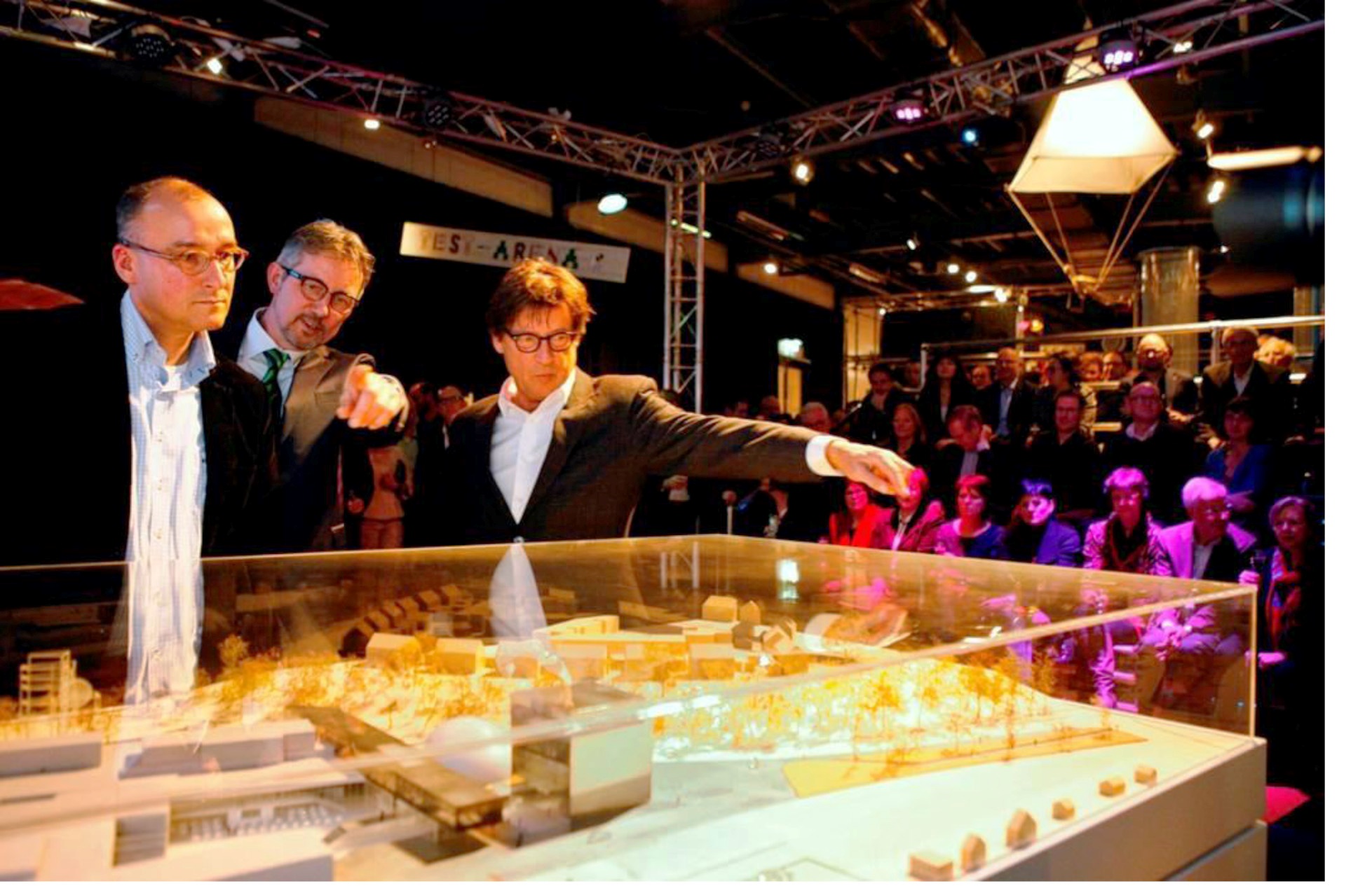 Noël Lebens, Hans Gubbels und Jos Som studieren das Modell von Creative City. Noël Lebens, Hans Gubbels und Jos Som studieren das Modell von Creative City.