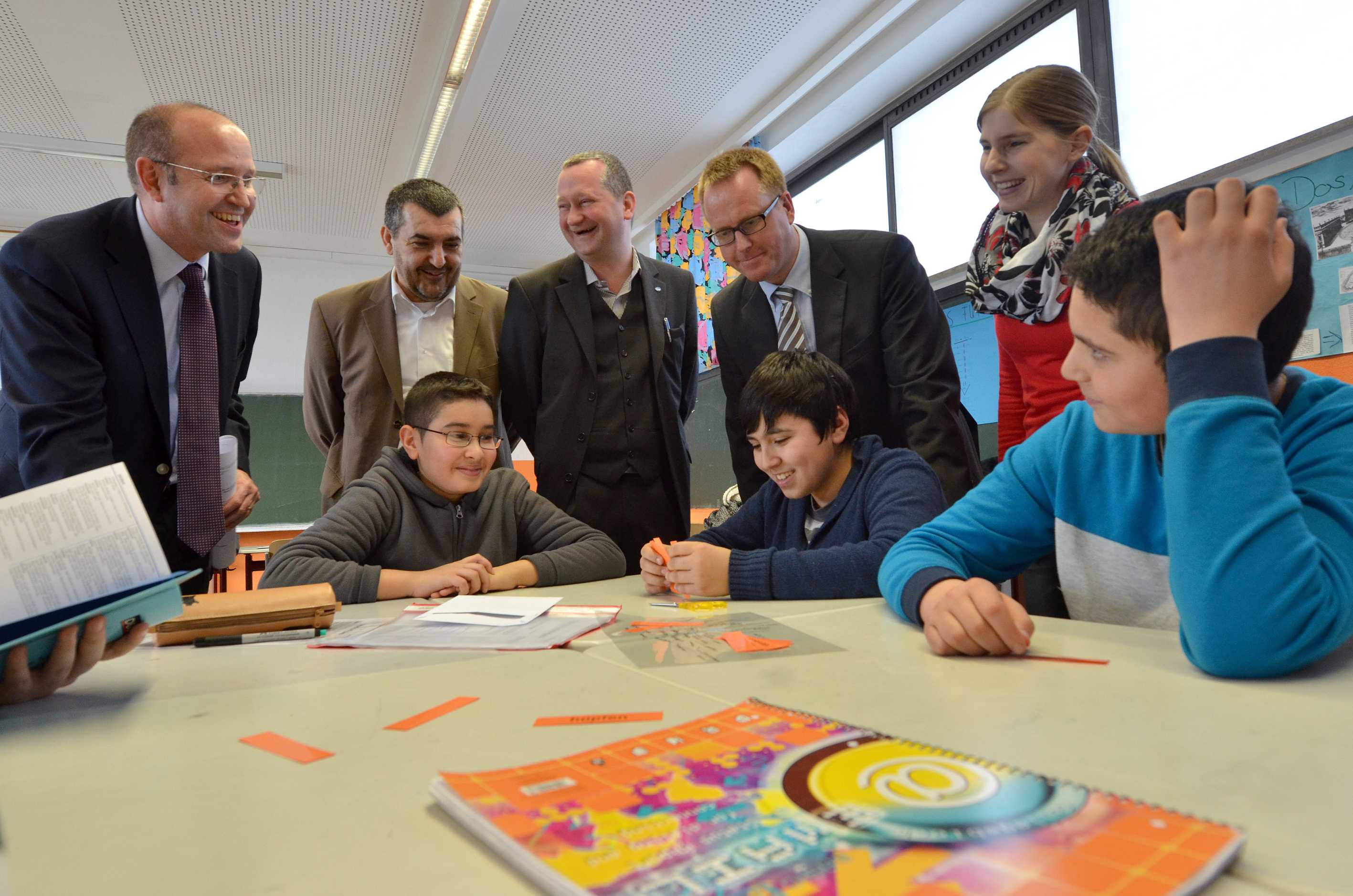 Ulrich Albersmeyer (l.) und Torsten Regenstein (m.) unterstützen das Sprachförderprojekt in Rüsselsh Ulrich Albersmeyer (l.) und Torsten Regenstein (m.) unterstützen das Sprachförderprojekt in Rüsselsh