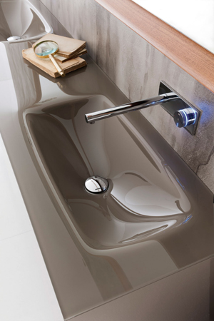 Ein harmonisches Zusammenspiel: die Armatur KWC ONO touch light PRO und die Badezimmermöbel von Falp