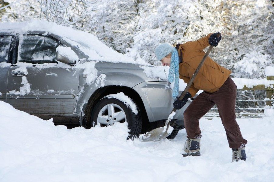 So wird Ihr Auto winterfit. Foto: djd/Bridgestone Deutschland/Juice Images-Fotolia.com So wird Ihr Auto winterfit. Foto: djd/Bridgestone Deutschland/Juice Images-Fotolia.com