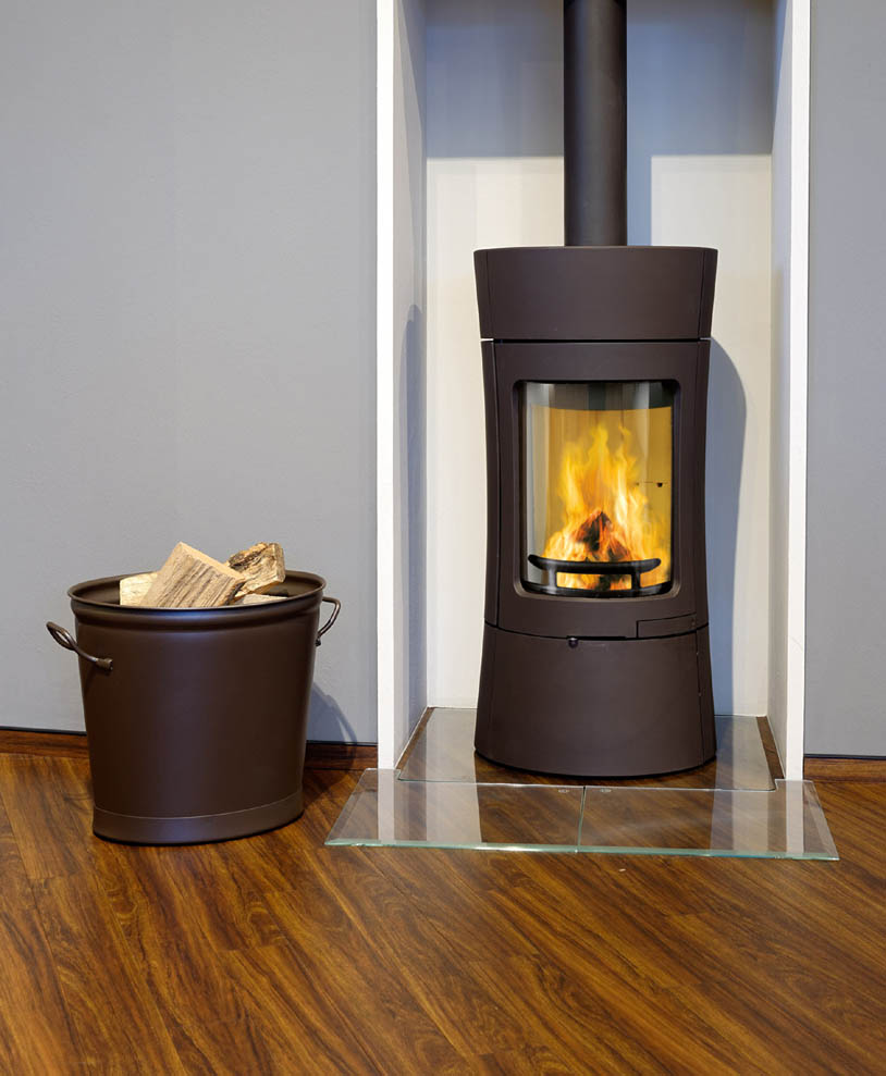 Die InStore-Holzkübel von LEDA passen sich optisch an die gusseisernen Kaminöfen des Herstellers an Die InStore-Holzkübel von LEDA passen sich optisch an die gusseisernen Kaminöfen des Herstellers an