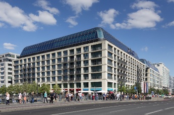 Innenliegender Sonnenschutz von Becker krönt die beiden Staffelgeschosse des DomAquarées in Berlin-M Innenliegender Sonnenschutz von Becker krönt die beiden Staffelgeschosse des DomAquarées in Berlin-M