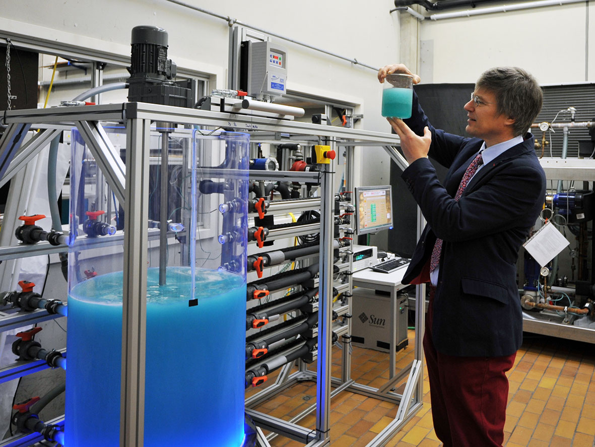 Forscht zum Thema Eisbrei: Prof. Michael Kauffeld hat verschiedene Verfahren entwickelt. Foto: J. Ch Forscht zum Thema Eisbrei: Prof. Michael Kauffeld hat verschiedene Verfahren entwickelt. Foto: J. Ch