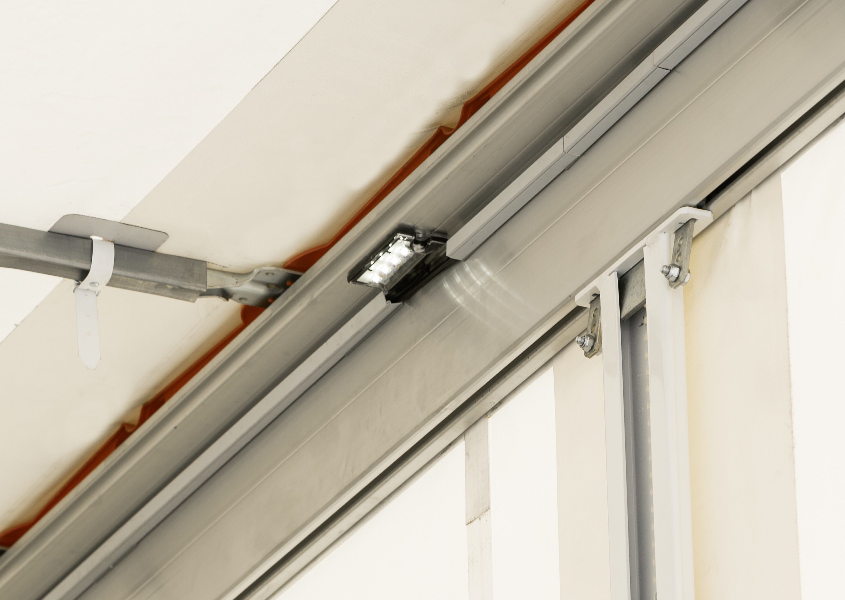 LED-Innenraumleuchte im Dachspriegel montiert