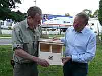 Zum Auftakt der Zusammenarbeit übergibt Martin Thurley von der Deutschen Wildtier Stiftung das erste