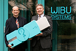 Kleiner Softwareschutz mit starker Wirkung: Marcellus Buchheit und Oliver Winzenried (v.l.) mit der 