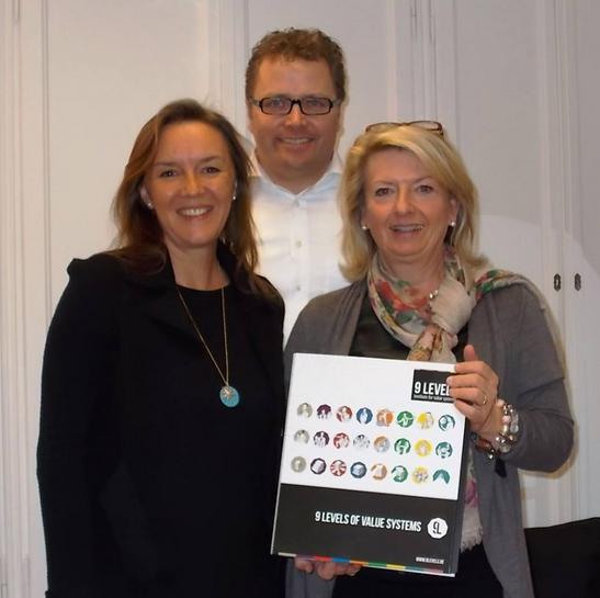 Rainer Krumm zertifiziert Franziska Brandt-Biesler (links) Rainer Krumm zertifiziert Franziska Brandt-Biesler (links)