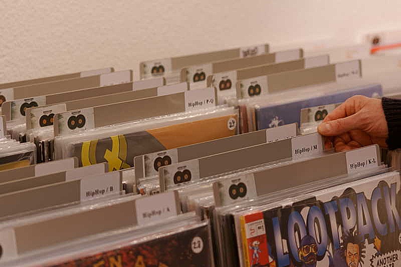 Im Schallplatten-Regal bei ArtPhönix blättern Im Schallplatten-Regal bei ArtPhönix blättern
