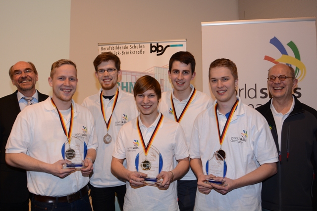Deutsche Meister Mobile Robotik 2014: Die Erfurter Thomas Kühler und Lukas Stollberg (Bild 4./5.v.l. Deutsche Meister Mobile Robotik 2014: Die Erfurter Thomas Kühler und Lukas Stollberg (Bild 4./5.v.l.
