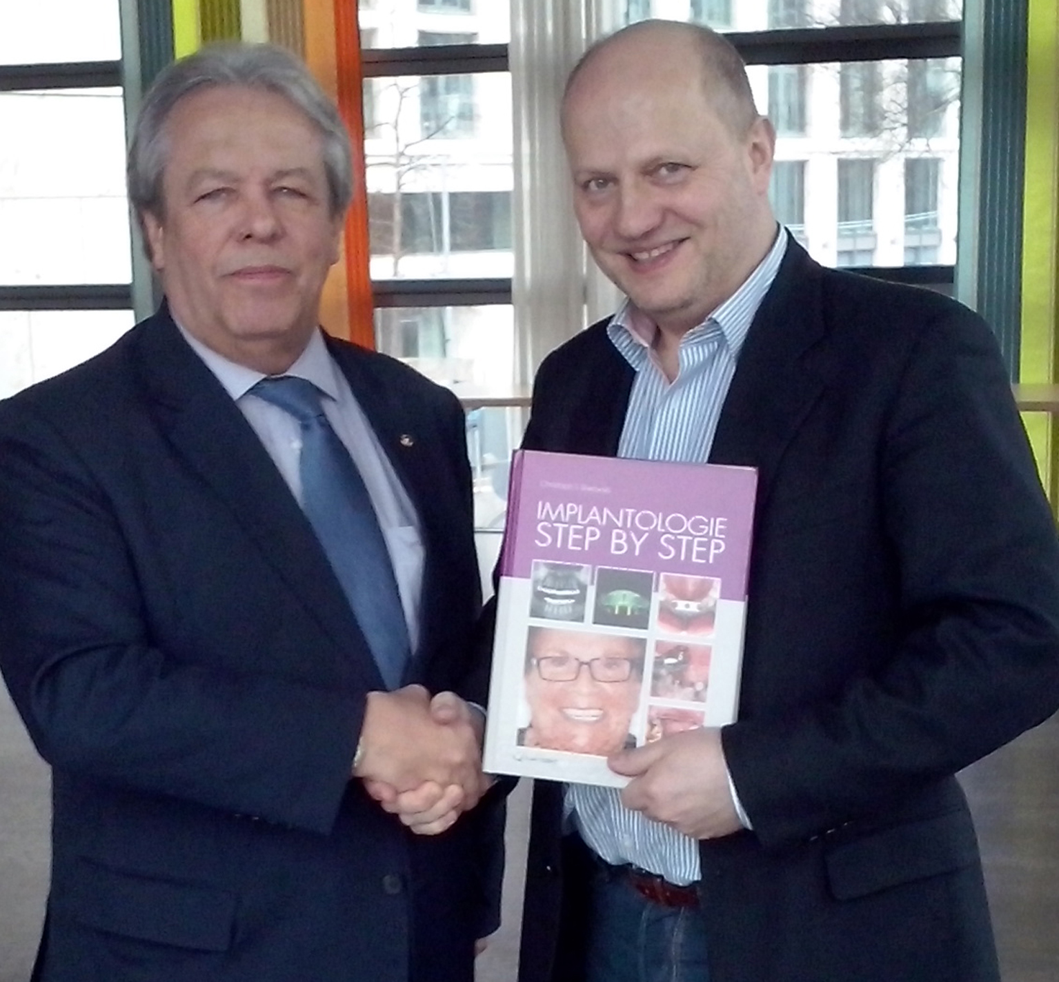 Autor Dr. Sliwowski (re.)übergab DZOI-Verbandspräsident Dr. Engels sein Fachbuch. Autor Dr. Sliwowski (re.)übergab DZOI-Verbandspräsident Dr. Engels sein Fachbuch.