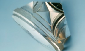 Ein Tripelprisma aus dem Quarzglas Suprasil® von Heraeus (Bildquelle: Heraeus)