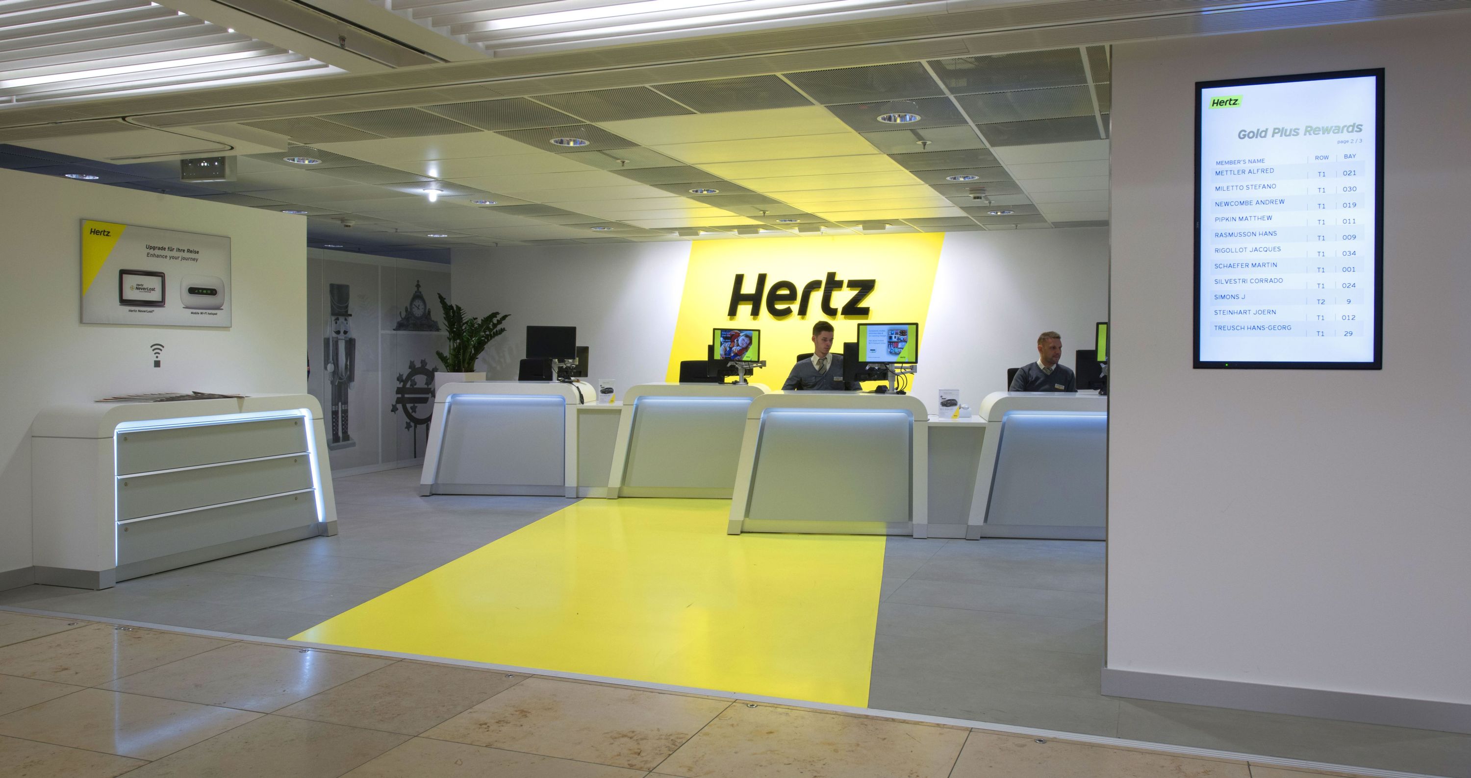 Counter der neuen Flagship-Station der Hertz Autovermietung am Frankfurter Flughafen (Terminal 1).