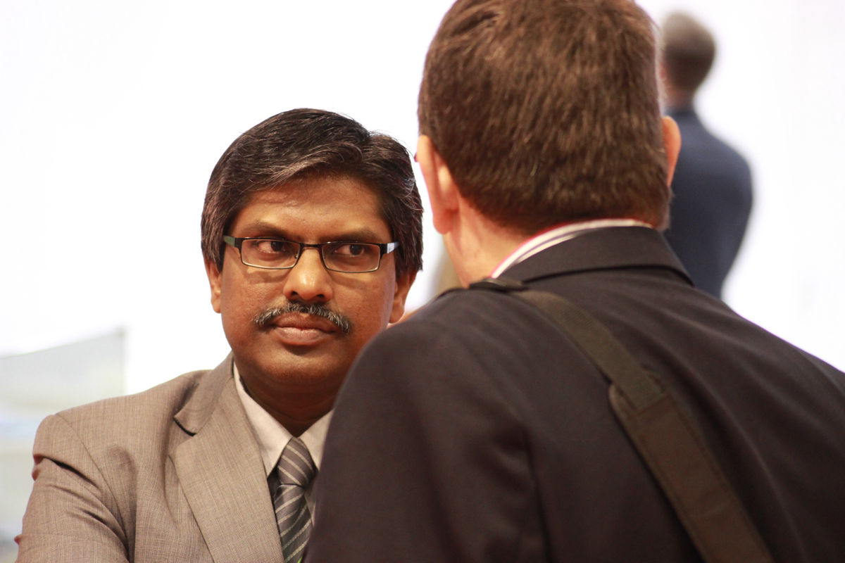 Handelskonsul Jai Shankar im Gespräch mit einem Messebesucher