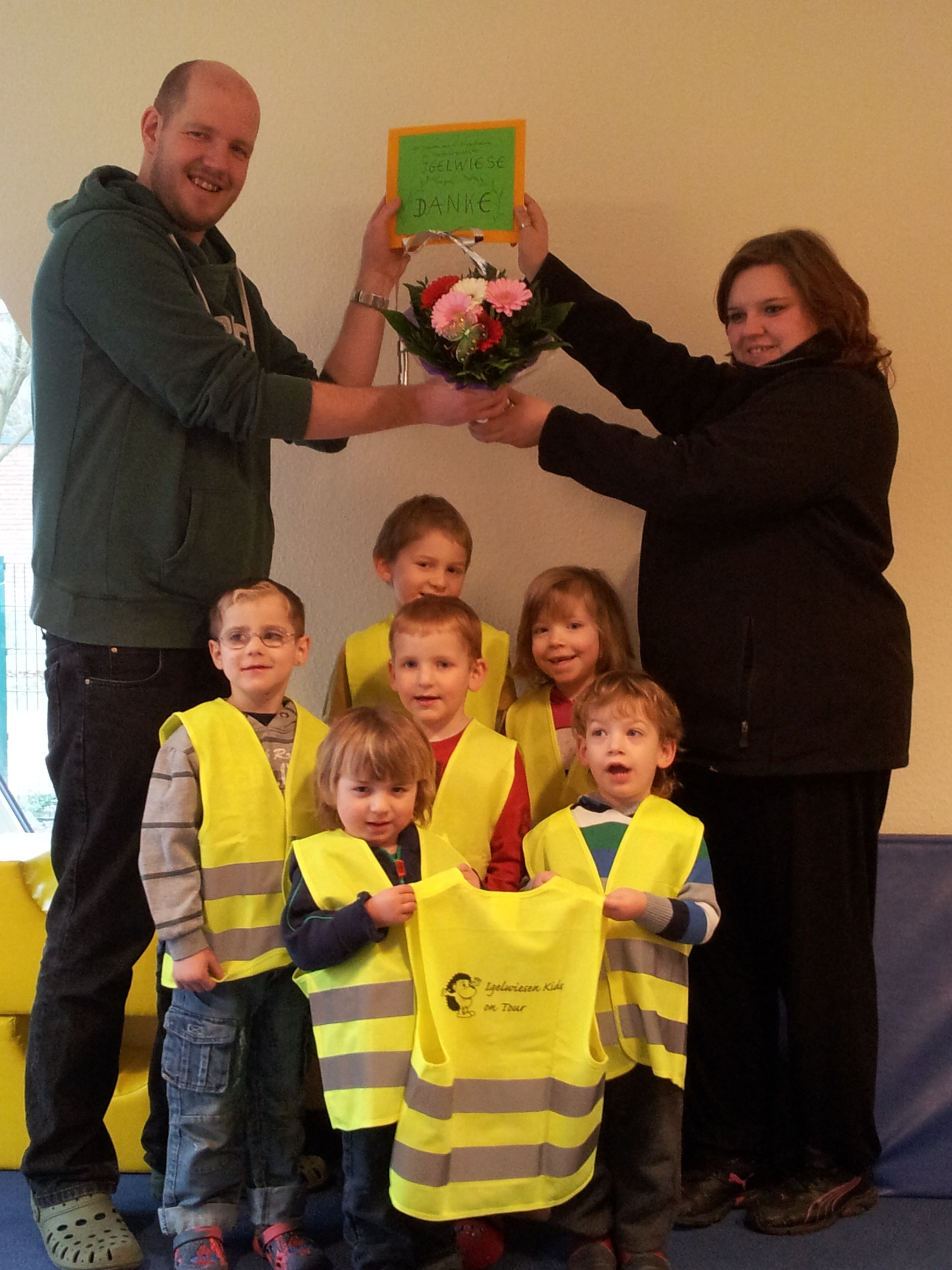 Warnwesten für die Kinder der integrativen Kindertagesstätte?Igelwiese?in Trappenkamp Warnwesten für die Kinder der integrativen Kindertagesstätte?Igelwiese?in Trappenkamp