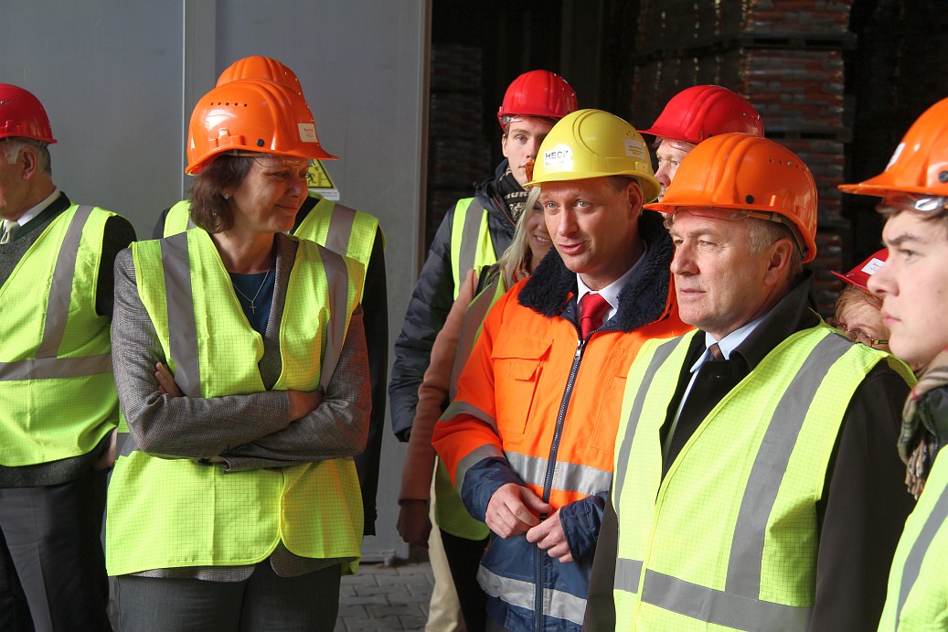 Superministerin Ilse Aigner im Gespräch mit Stefan Roßmayer und Joachim Fürbringer von HECK Wall Sys Superministerin Ilse Aigner im Gespräch mit Stefan Roßmayer und Joachim Fürbringer von HECK Wall Sys