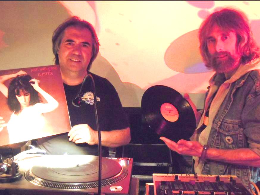 Musikhistoriker und Djs: Gisbert Wegener (links) und Harald Keller (rechts) legen in der Lagerhalle Musikhistoriker und Djs: Gisbert Wegener (links) und Harald Keller (rechts) legen in der Lagerhalle