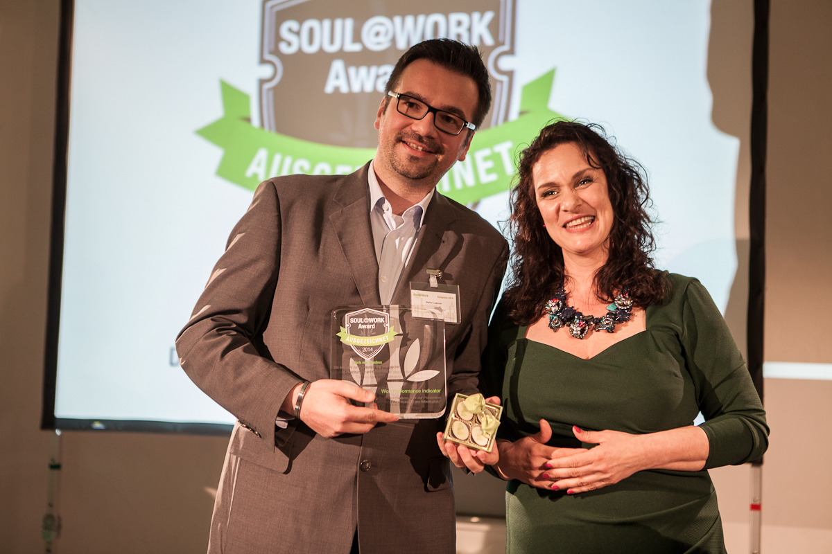 Stefan Lapenat nimmt den Soul@Work Award für den WorkPerformance indicator entgegen Stefan Lapenat nimmt den Soul@Work Award für den WorkPerformance indicator entgegen