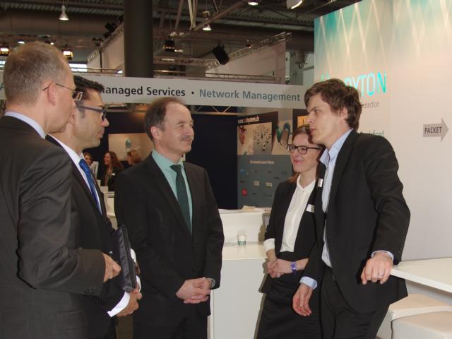 v.r.: Klaus Mochalski&Kristin Preßler (Adyton Systems) empfangen Sven Morlok (Mitte)