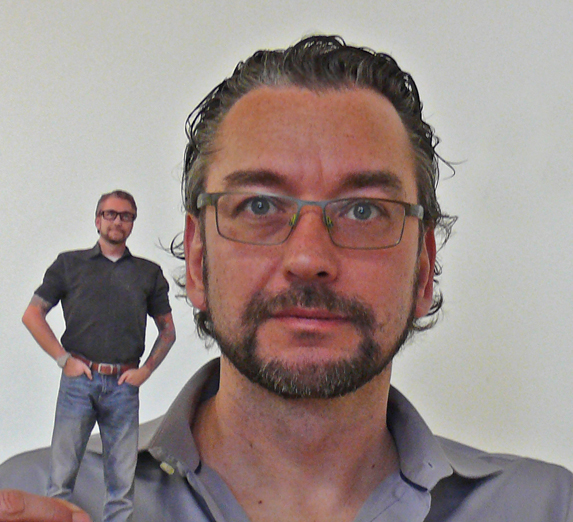 Ein Größenvergleich: Frank Manhillen mit seiner lebensechten, 25 cm großen 3D-Figur.