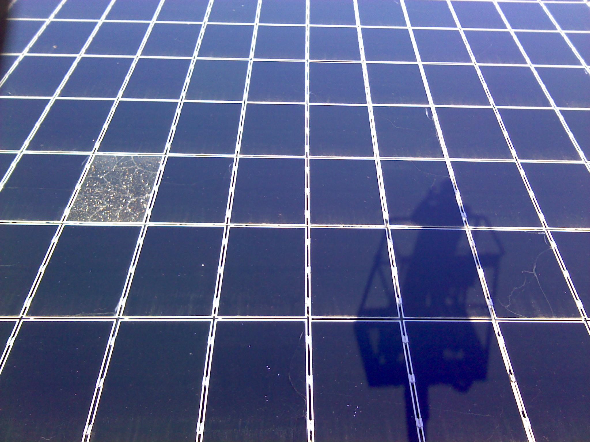 Glasbruch bei einem PV - Modul. Bei sehr flach geneigten Dächern ein oft unerkanntes Problem.