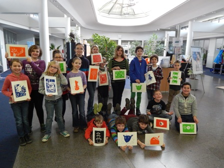 Die Kinder präsentieren stolz ihre Kunstwerke Die Kinder präsentieren stolz ihre Kunstwerke