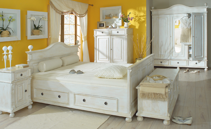 Dieses Mobiliar im alt-weißen Landhausstil verleiht dem Schlafzimmer ein romantisches Flair zum Träu Dieses Mobiliar im alt-weißen Landhausstil verleiht dem Schlafzimmer ein romantisches Flair zum Träu
