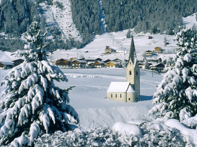 Tief verschneit: Das Bergdorf Kals am Großglockner. Tief verschneit: Das Bergdorf Kals am Großglockner.