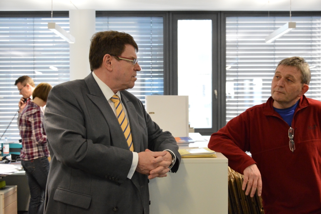 Volker Köhler im Gespräch mit einem Mitarbeiter Volker Köhler im Gespräch mit einem Mitarbeiter