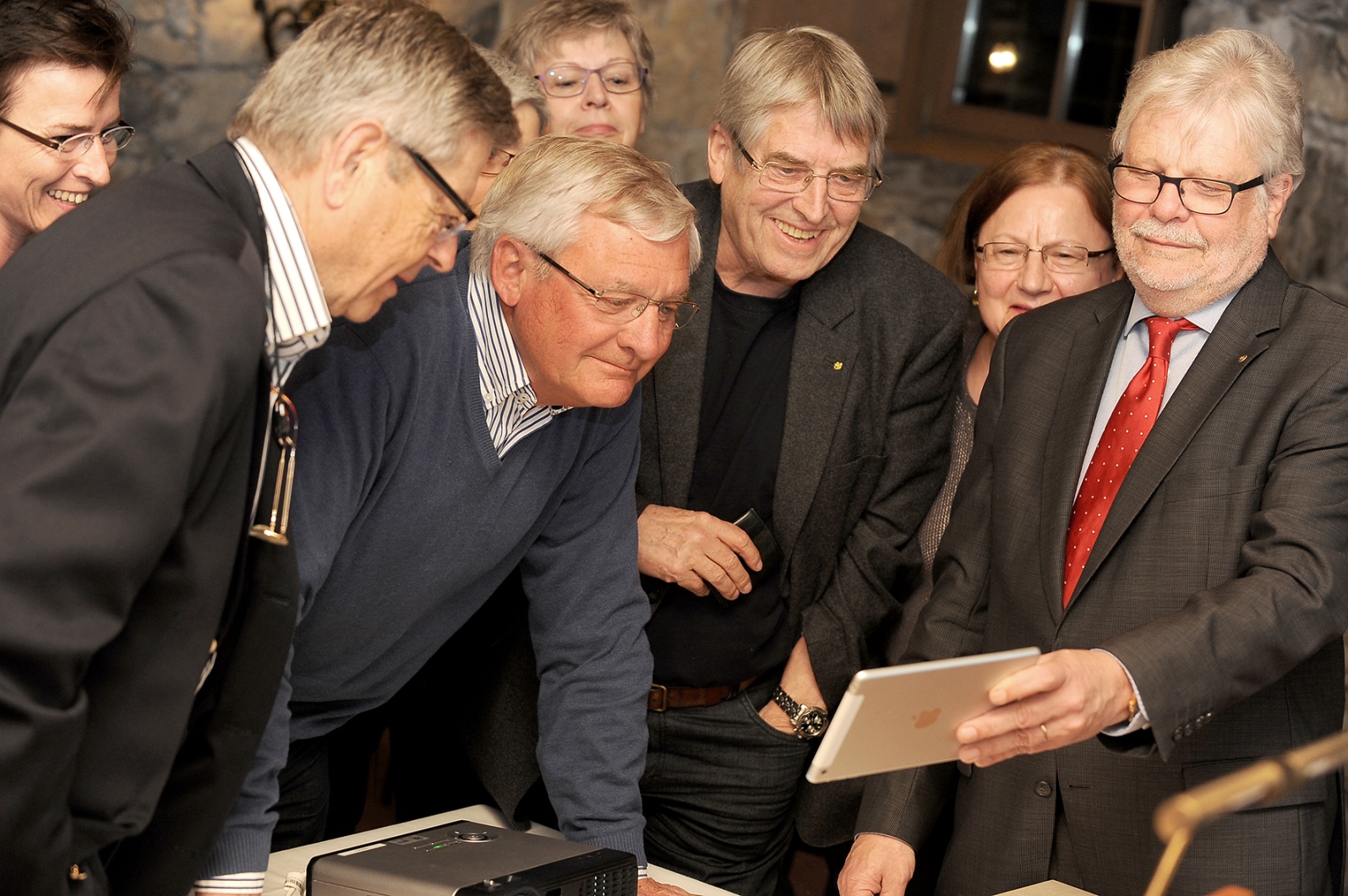 Norbert Neininger (rechts) istüberzeugt, dass Online-Informationen ihren Preis haben sollen! Norbert Neininger (rechts) istüberzeugt, dass Online-Informationen ihren Preis haben sollen!