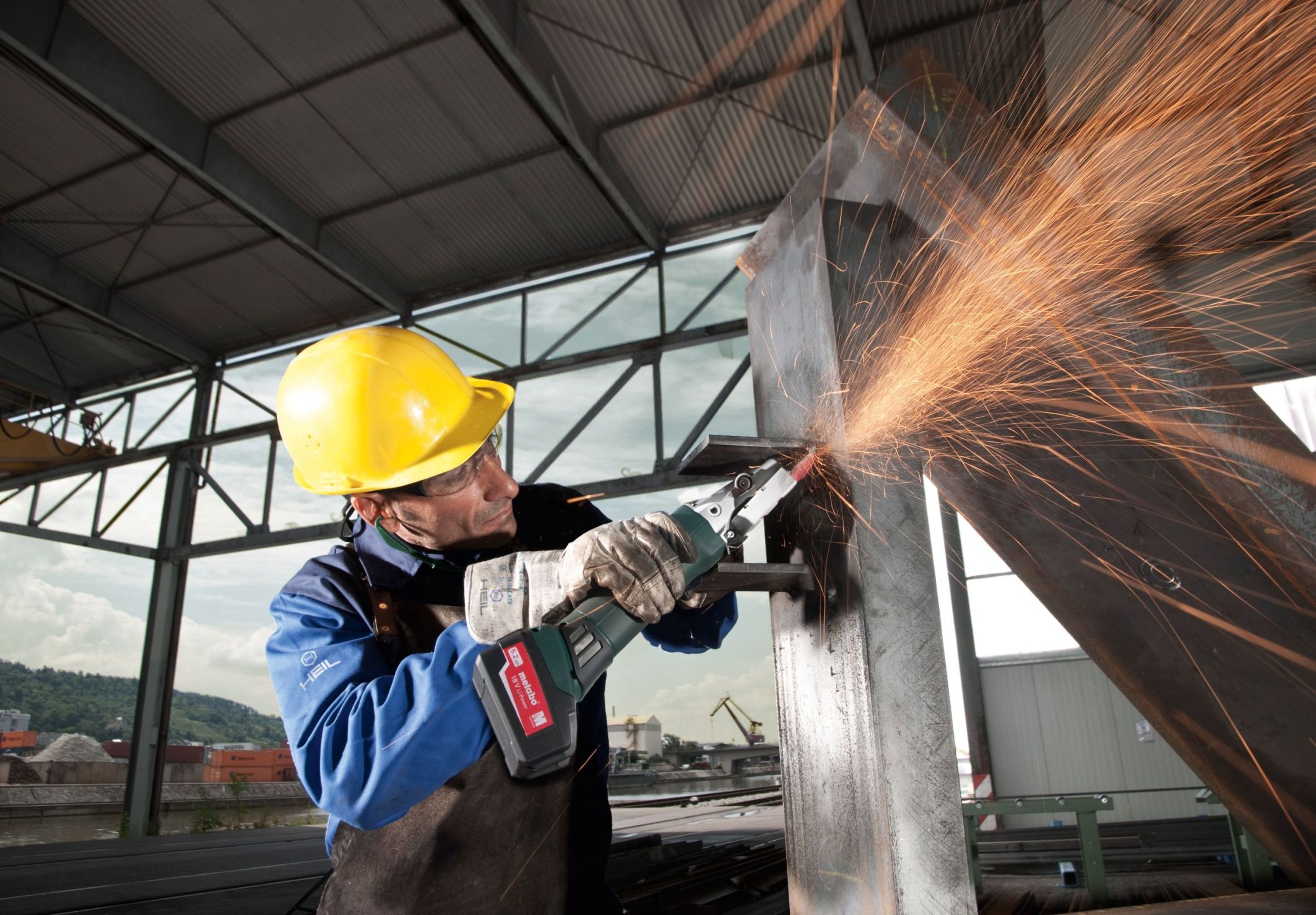 Bei energieintensiven Arbeiten sind Profis auf ein besonders schnelles Ladegerät angewiesen. Foto: M Bei energieintensiven Arbeiten sind Profis auf ein besonders schnelles Ladegerät angewiesen. Foto: M
