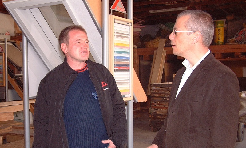 AndréHeim (links) führt Landratskandidat Klaus Schulenberg (rechts) durch sein Unternehmen.