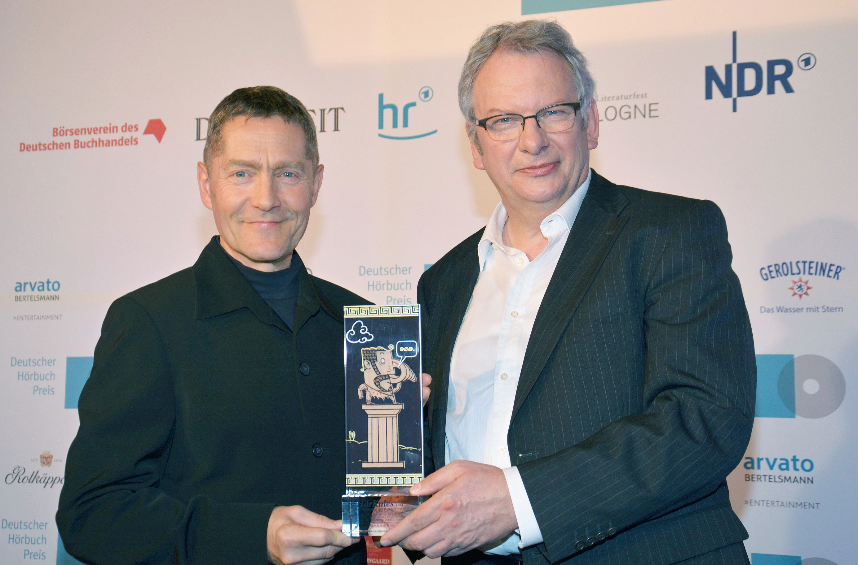 Heinz Dieter Sommer (re), der Hörfunk-Direktor des HR und der Schauspieler Udo Schenk (li) mit dem H Heinz Dieter Sommer (re), der Hörfunk-Direktor des HR und der Schauspieler Udo Schenk (li) mit dem H
