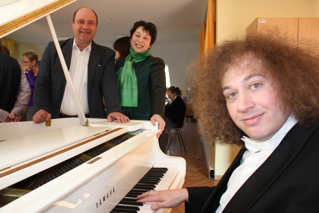 Bei derÜbergabe des Flügels an Kin-Top hat Vladimir Mogilevsky ein Stegreif-Konzert gegeben.