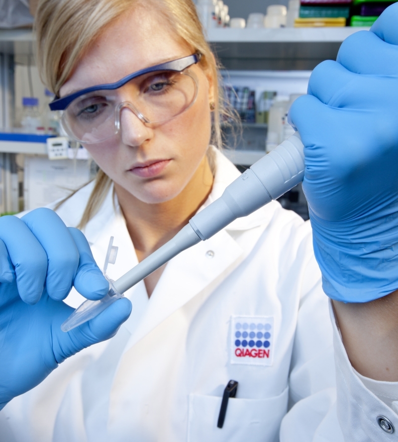 Eine Mitarbeiterin in QIAGENs Preparation Research Labor. Quelle QUIAGEN_PR Eine Mitarbeiterin in QIAGENs Preparation Research Labor. Quelle QUIAGEN_PR