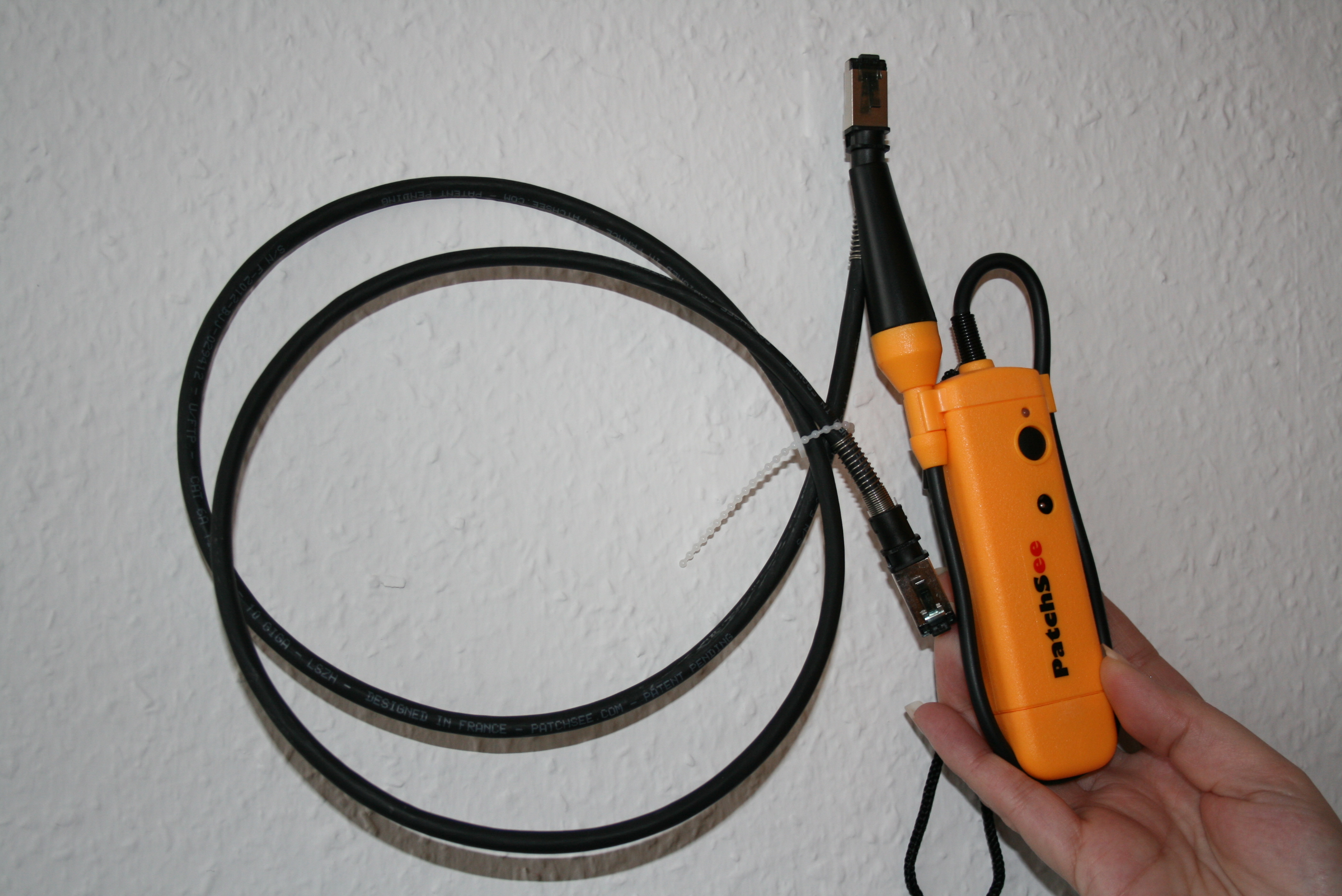 Das PatchSee-Kabel mit angeschlossener Lampe Das PatchSee-Kabel mit angeschlossener Lampe