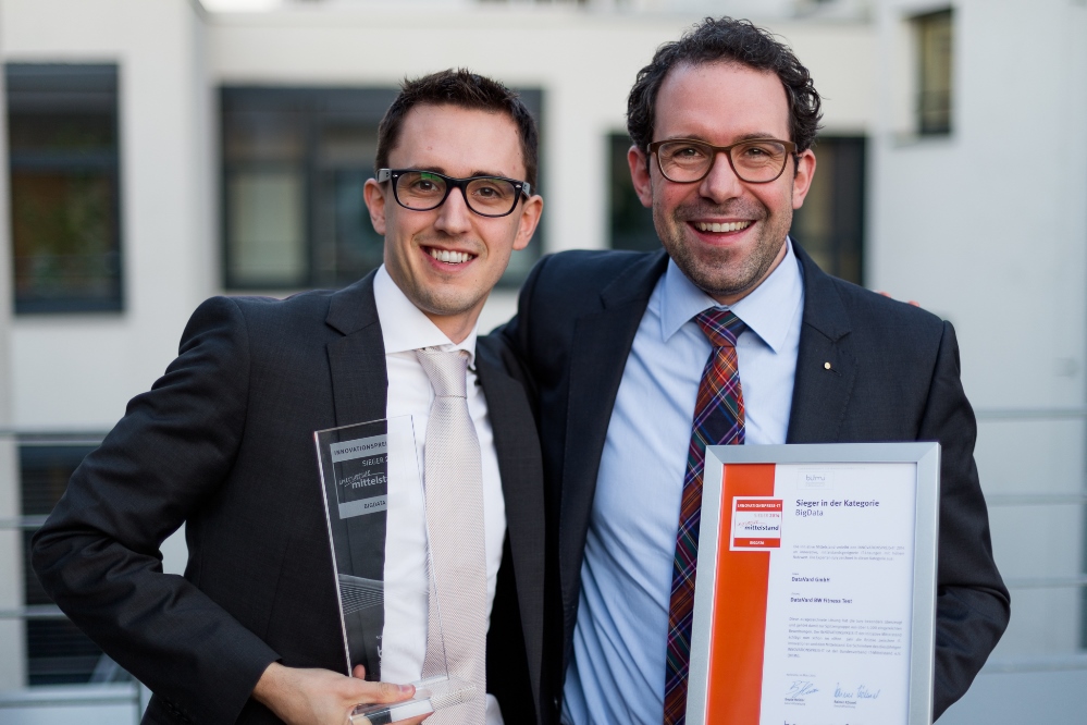 Produktmanager Joseph O?Leary und Geschäftsführer Gregor Stoeckler, DataVard GmbH, mit Pokal und Urk Produktmanager Joseph O?Leary und Geschäftsführer Gregor Stoeckler, DataVard GmbH, mit Pokal und Urk