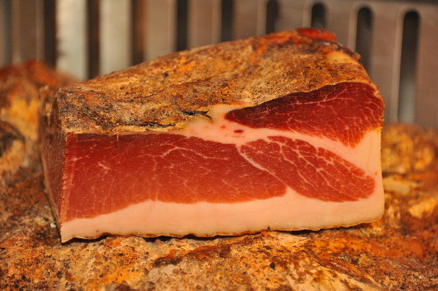 Südtiroler Speck: Die Herkunft und das Verfahren bilden Basis für die Qualität Südtiroler Speck: Die Herkunft und das Verfahren bilden Basis für die Qualität