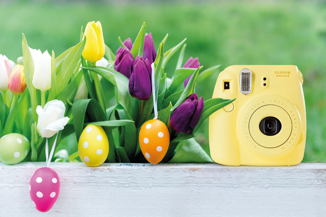 Die Sofortbildkamera instax Mini 8 passt als buntes Highlight in jedes Osternest.