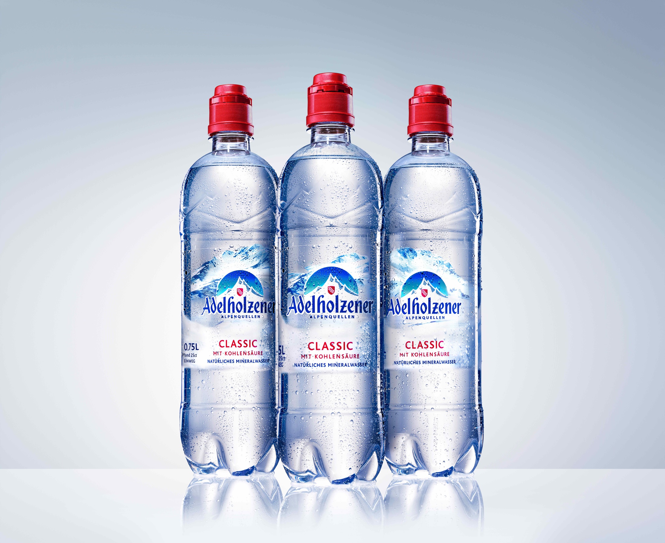Neues Etikettendesign für Adelholzener Mineralwasser