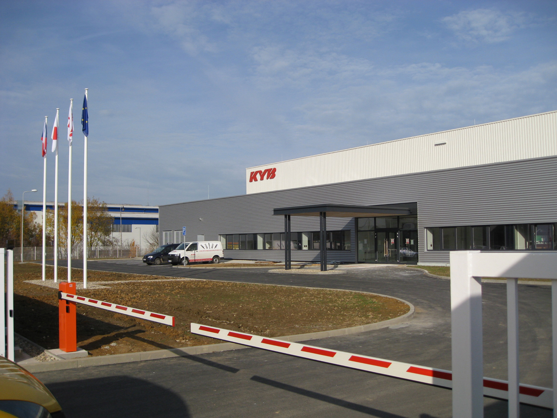 Neues KYB-Pkw-Federn-Werk von KYB Fahrwerkstechnik in der Tschechischen Republik Foto: KYB Neues KYB-Pkw-Federn-Werk von KYB Fahrwerkstechnik in der Tschechischen Republik Foto: KYB