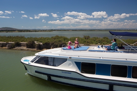 Entspannung und Spaßmit der Familie auf einem Hausboot Entspannung und Spaßmit der Familie auf einem Hausboot