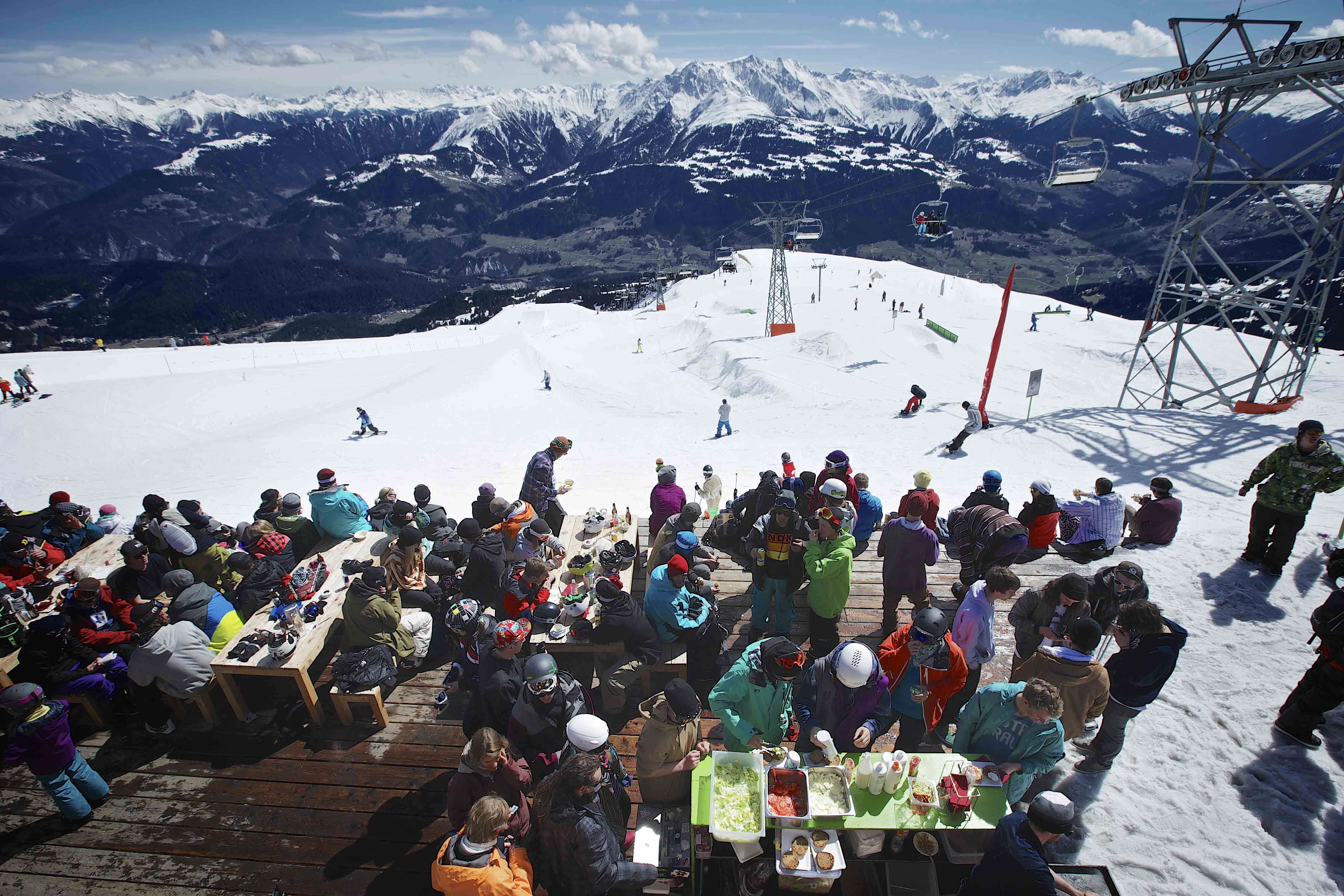 Kurze Pause auf der Sonnenterrasse des CaféNoName - Freestyler in LAAX Kurze Pause auf der Sonnenterrasse des CaféNoName - Freestyler in LAAX