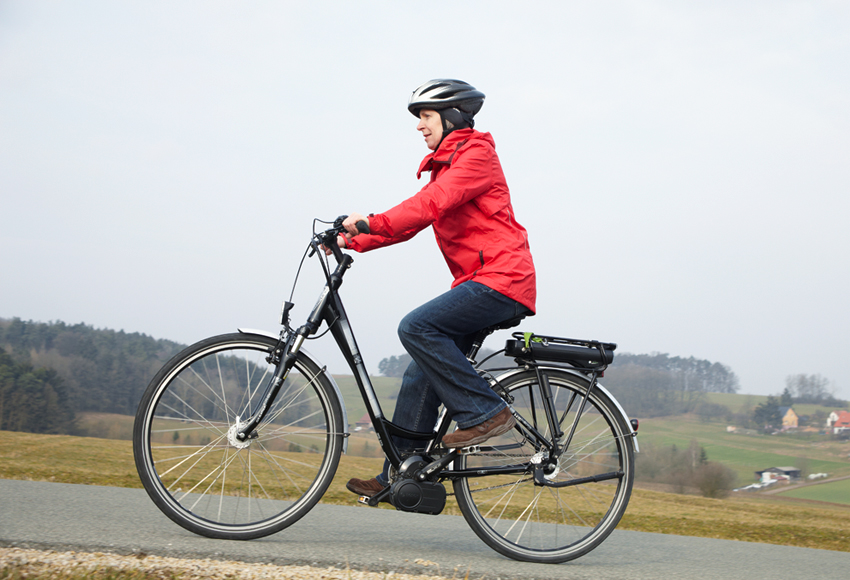 Keine Angst vor Steigungen:Pedelecs ermöglichen jedem mühelos einen Berg hochzufahren.Foto: HUK-COBU Keine Angst vor Steigungen:Pedelecs ermöglichen jedem mühelos einen Berg hochzufahren.Foto: HUK-COBU