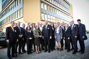 Dr. Andreas Eickhoff (9.v.l.) von Aulinger und OB Dr. Ottilie Scholz (7.v.l.) eröffneten die neuen R