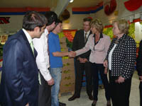 Fr. Wöhrl und Fr. Böhmer mit einem Azubi des CAN Supermarkt (Bild: Mustafa Akbaba) Fr. Wöhrl und Fr. Böhmer mit einem Azubi des CAN Supermarkt (Bild: Mustafa Akbaba)