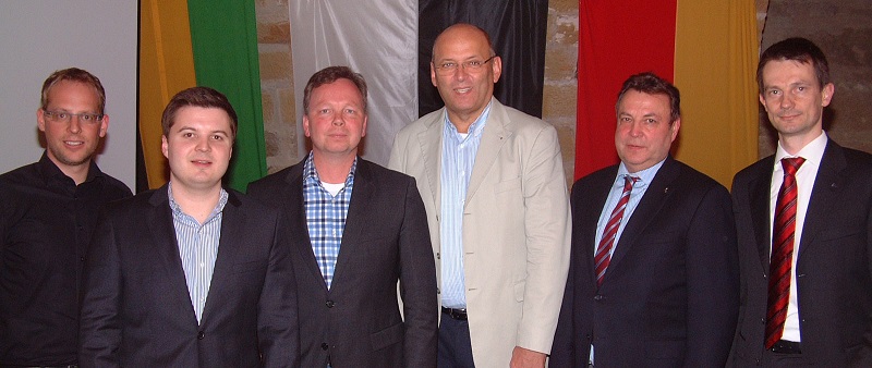 Spannende Diskussion mit dem IHK-Präsidium: Heribert Trunk (3.v.r.) und Wilhelm Wasikowski (2.v.r.). Spannende Diskussion mit dem IHK-Präsidium: Heribert Trunk (3.v.r.) und Wilhelm Wasikowski (2.v.r.).