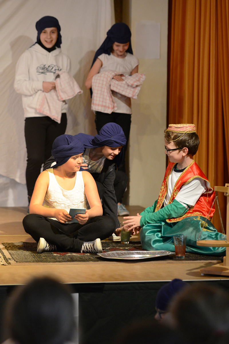 Schüler der Askanier-Grundschule in Spandau führen die Kinderoper Ali Baba und die 40 Räuber auf